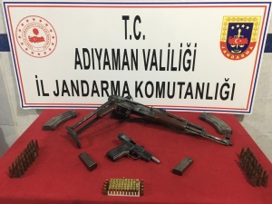 Adıyaman'da evinde kalaşnikof ve tabanca ele geçirilen zanlı gözaltına alındı
