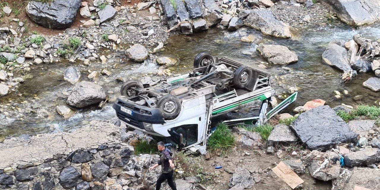 Şırnak'ta bir araç dereye uçtu: 2 kişi yaralandı