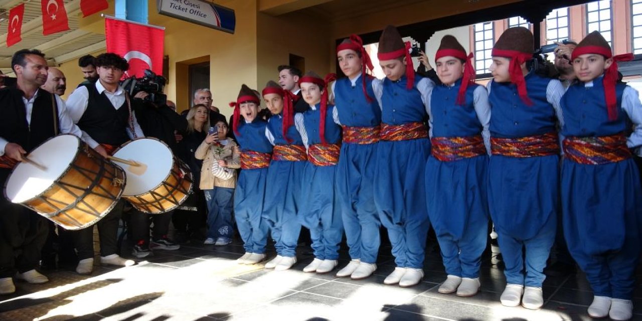 Turistik Diyarbakır Ekspresi treni davul ve zurna ile karşılandı
