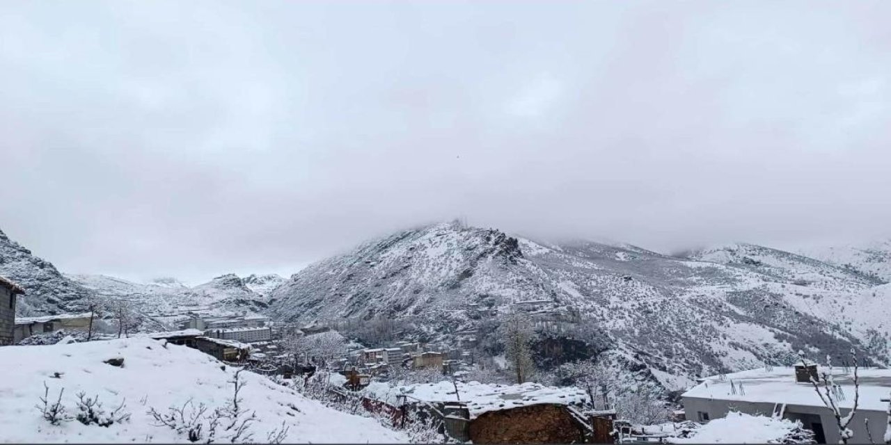 Nisan'da Şırnak'ta Lapa Lapa Kar Yağdı: Kış Mevsimi Geri Geldi