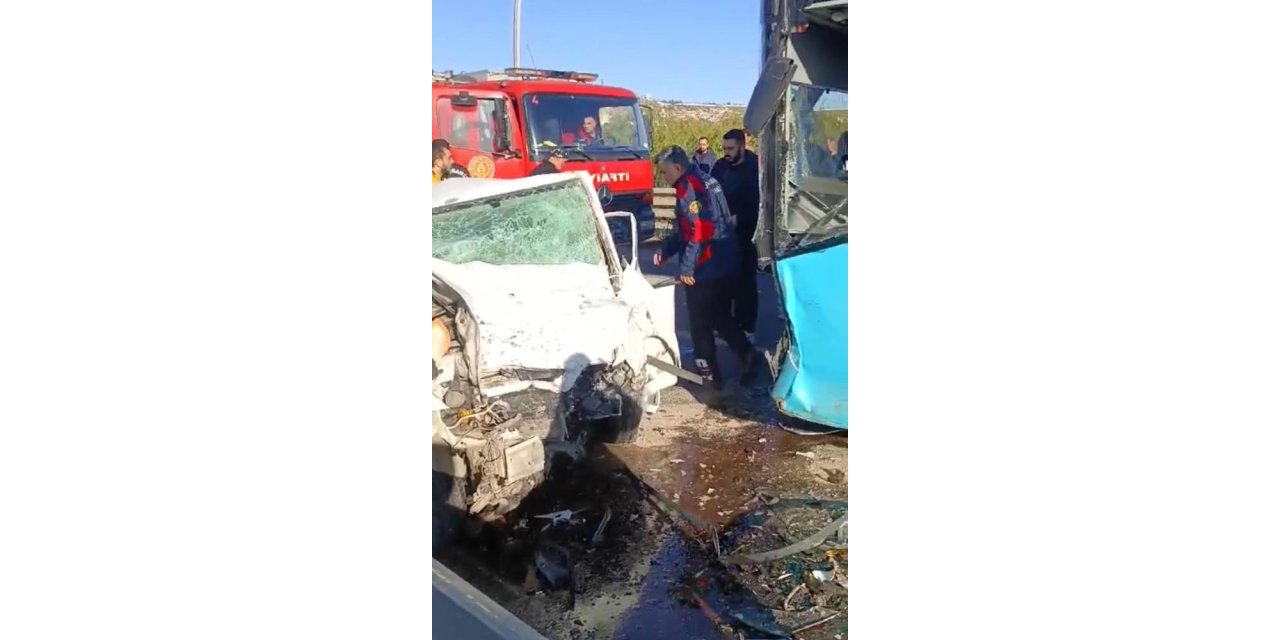 Otomobil ile belediye otobüsü çarpıştı: 1 ölü, 4 yaralı
