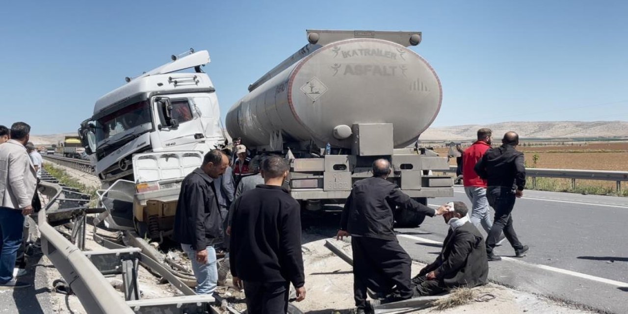 Şırnak Plakalı Tanker Otomobil ile Çarpıştı: 4 Yaralı