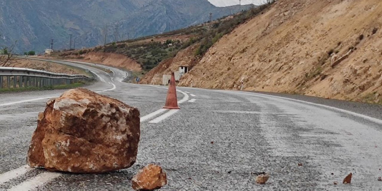 Eruh-Şırnak yoluna dev kaya parçaları düştü