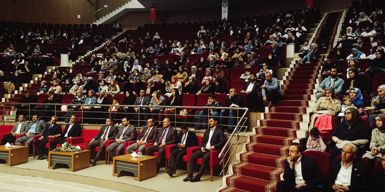 Şırnak’ta Gençlik ve İnanç Buluştu: “Allah’a Koşan Genç” Konferansına Büyük İlgi