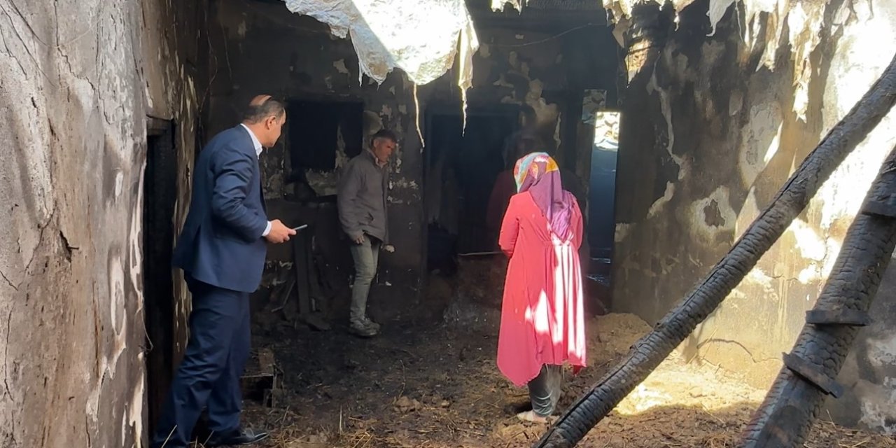 Hakkari'de çıkan yangında bir ev küle döndü