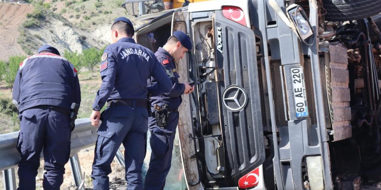 Virajı alamayan kamyon devrildi: Şoför hayatını kaybetti