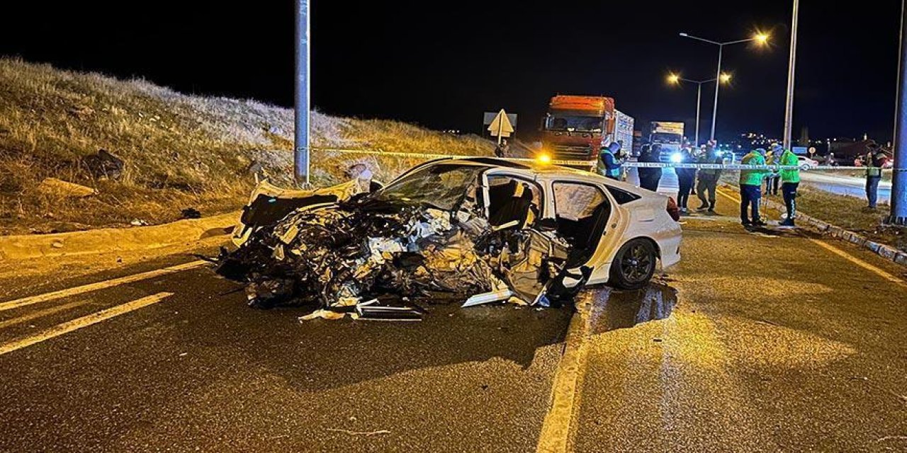 Van’da direğe çarpan otomobil kağıt gibi ezildi! 3 kişi öldü, 2 yaralı