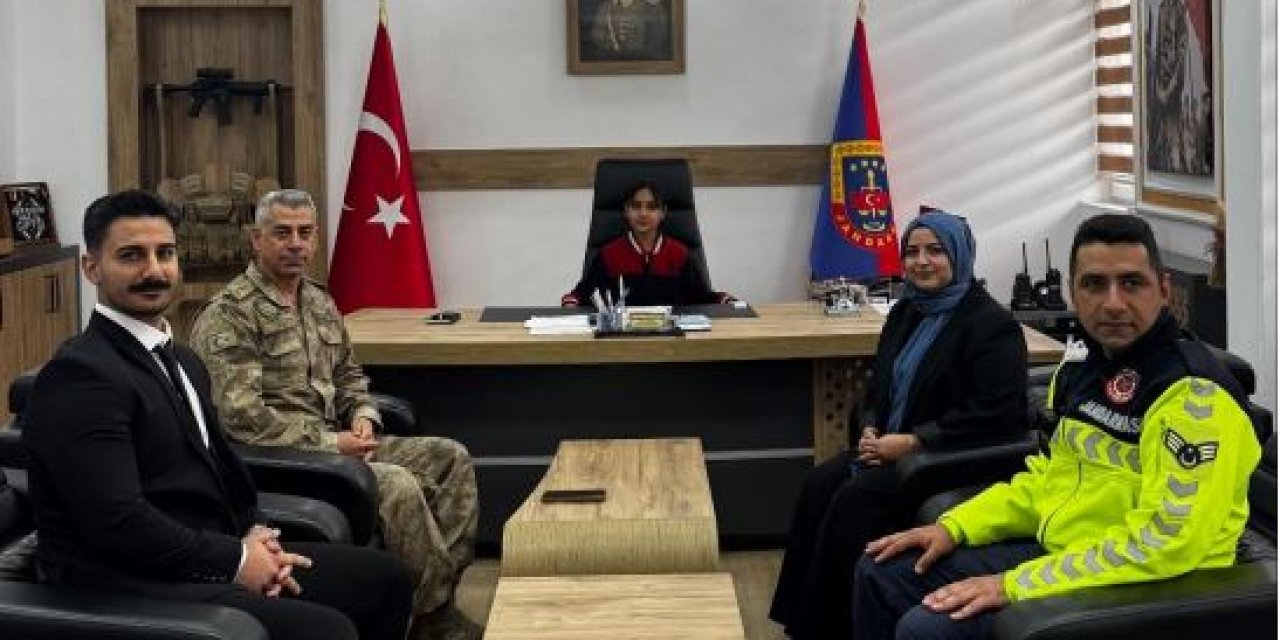 Uludere İlçe Jandarma Koltuğuna Minik Beyza Getirildi: İlk Talimatını Telsizden Verdi
