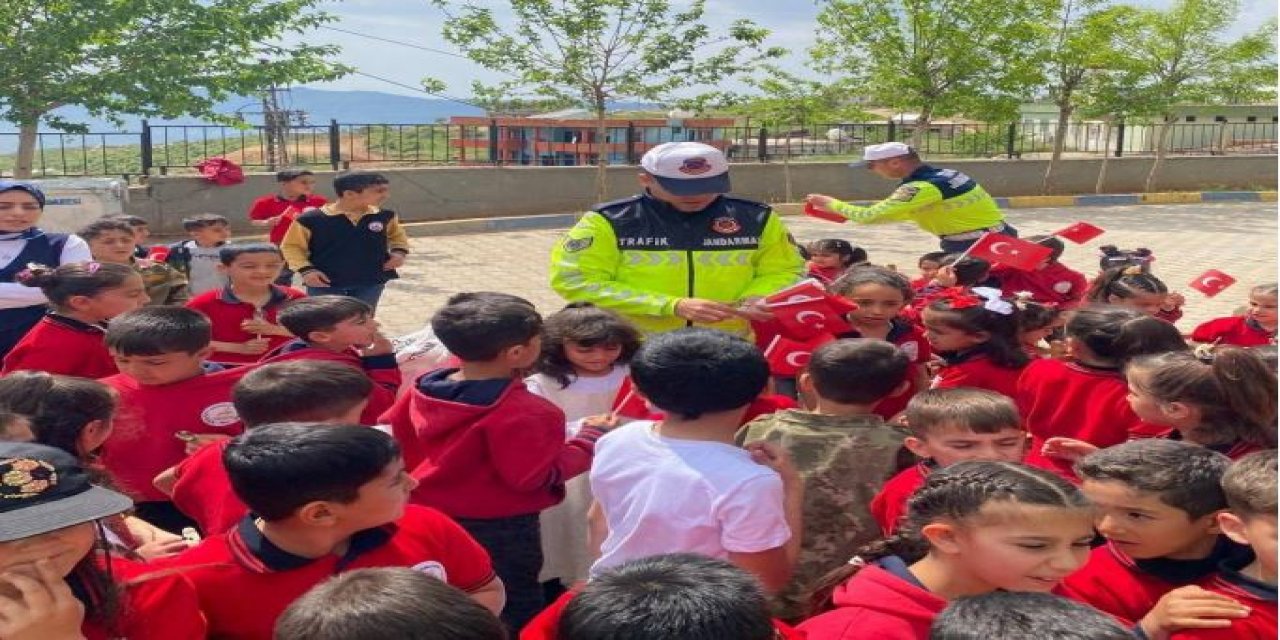 Şırnak’ta 23 Nisan Coşkusu: Jandarma Öğrencileri ve Öğretmenleri Unutmadı!