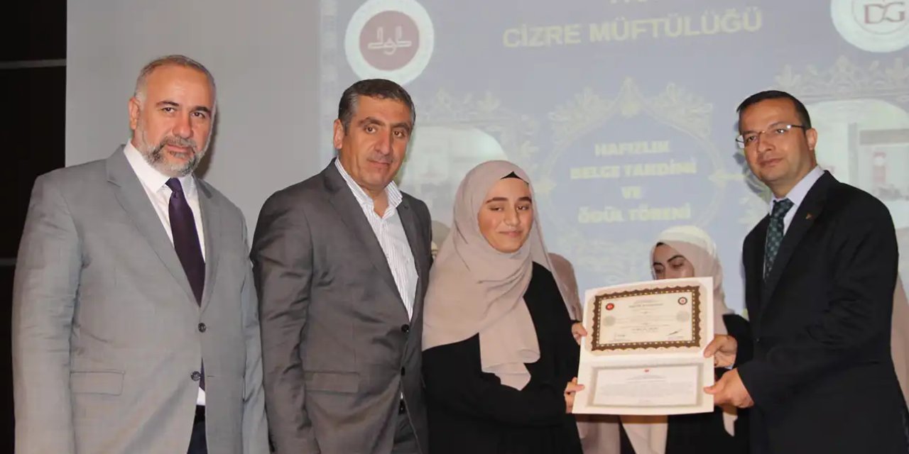 Cizre'de 17 Hafız ve Hafize Taçlandırıldı! İlim ve İrfan Merkezi Olma Yolunda Önemli Adım