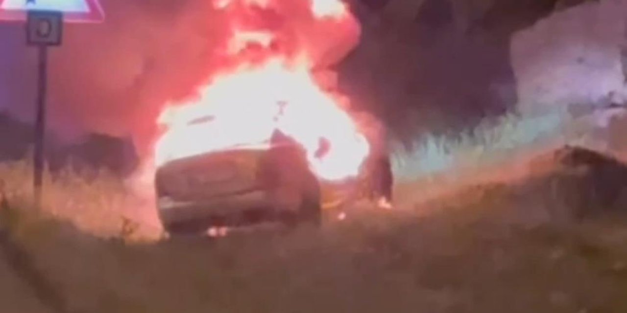 Siirt'te seyir halindeki otomobil alev alev yandı