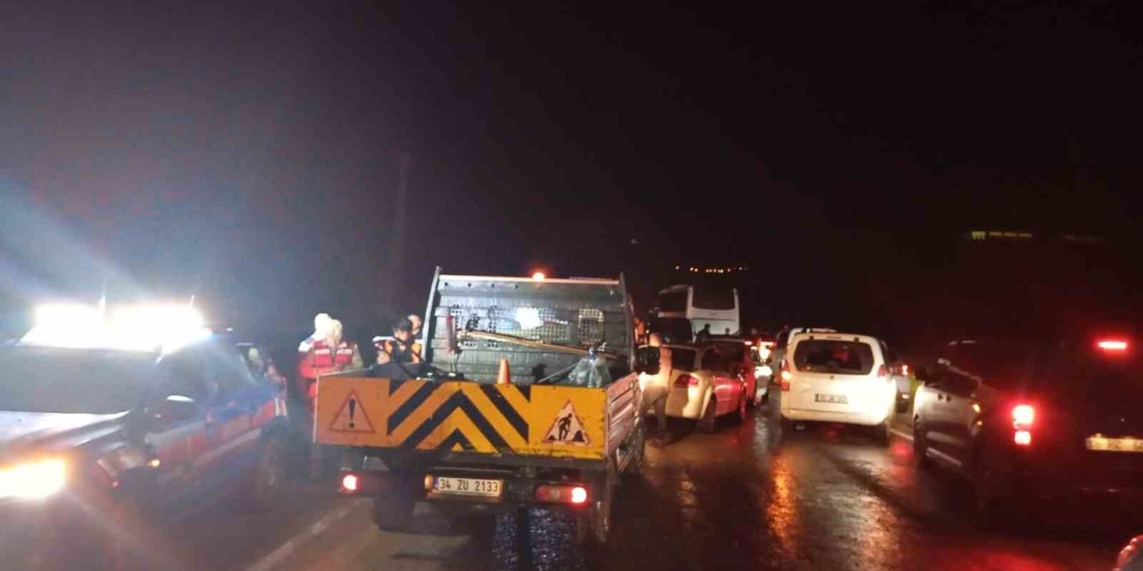 Komşu İlde Yağın Nedeniyle Derler Taştı, Yollar Kapandı