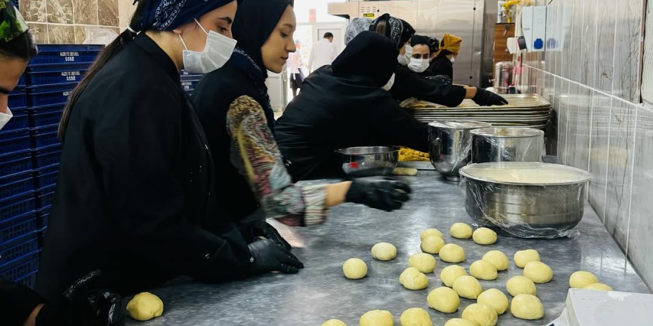 Şırnaklı Öğrenciler Günlük 10 Bin Ekmek Üretiyor