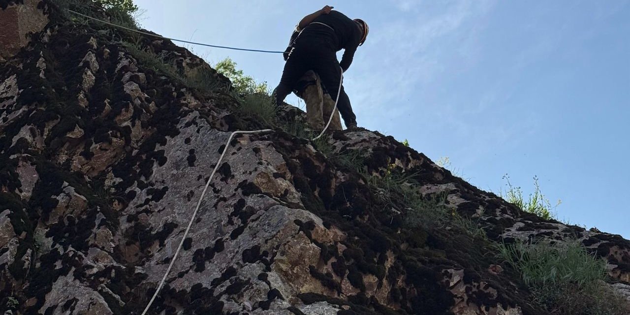 Hakkari'de pancar toplamaya çıkan genç kayalıklarda mahsur kaldı