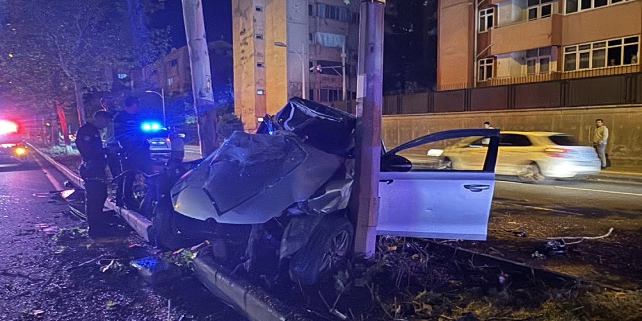 Diyarbakır'da ağaca çarpan otomobildeki 3 kişi yaralandı