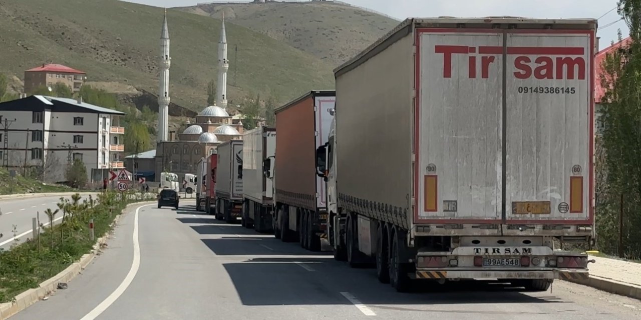 Türkiye-İran sınırında kilometrelerce tır kuyruğu oluştu
