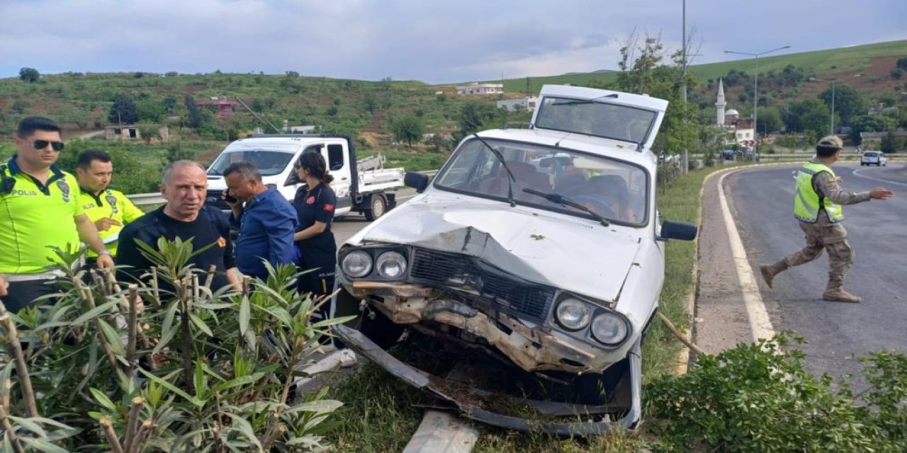 Siirt'te refüje çarpan araçta 1 kişi yaralandı
