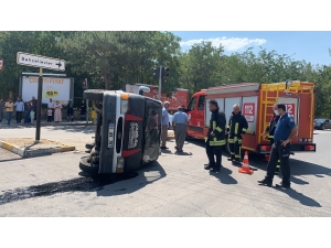 Adıyaman'da ambulans ile minibüs çarpıştı: 2 yaralı