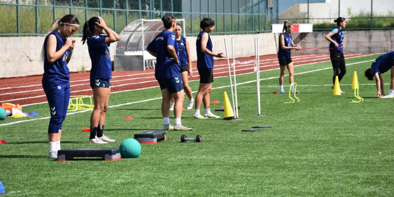 Siverek İdmanyurdu Kadın Futbol Takımı grup şampiyonu oldu