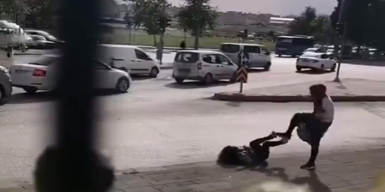 İki kadının sokak ortasında saç baş kavgası kamerada
