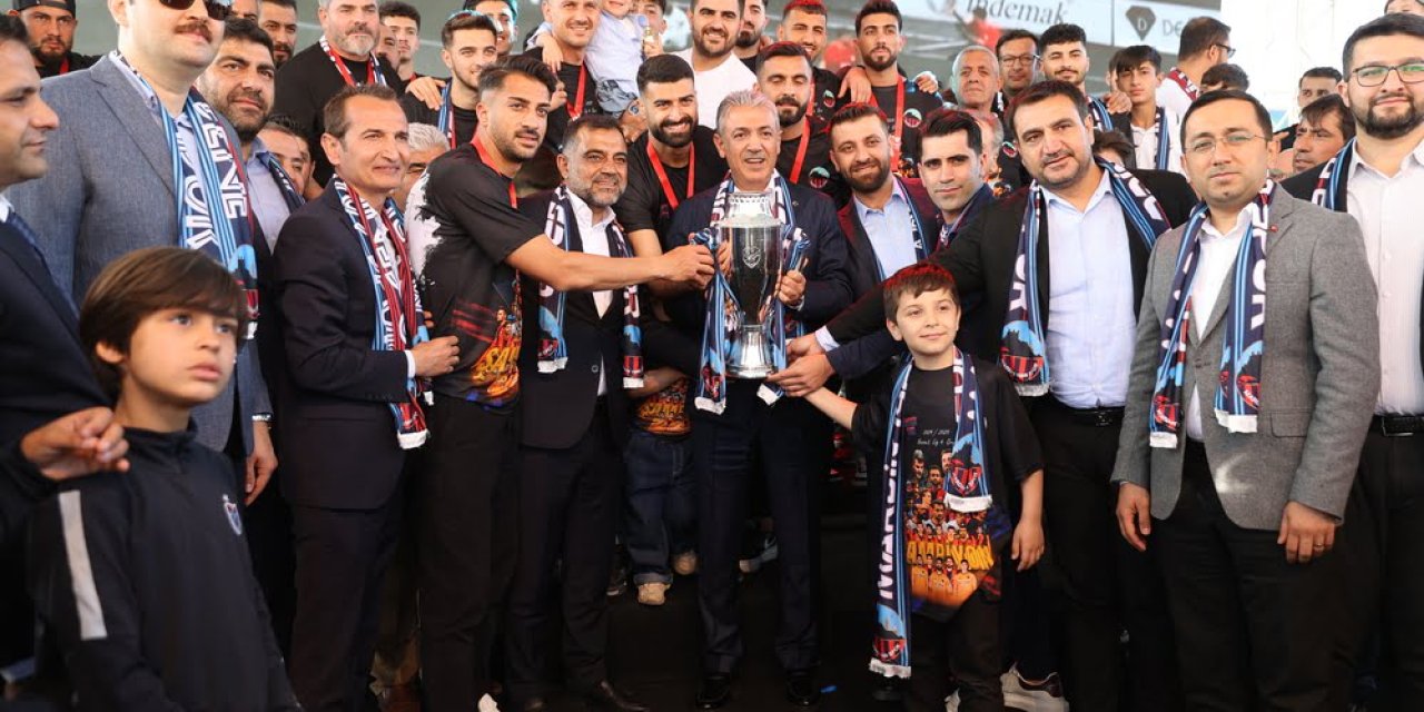 2. Lig'e yükselen Mardin 1969 Spor, şampiyonluk kupasını aldı