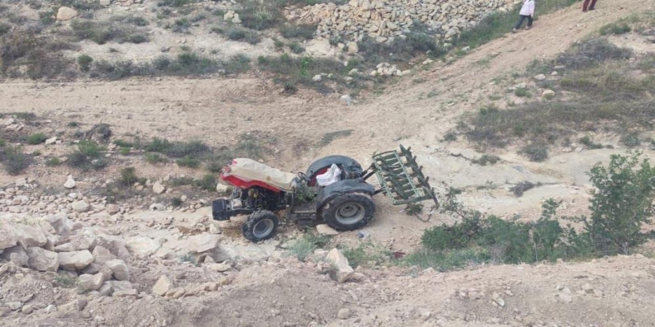 Devrilen traktörün altında kalan 18 yaşındaki genç hayatını kaybetti