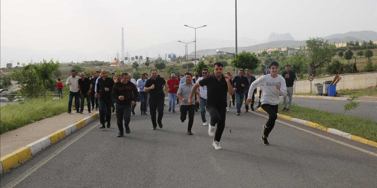 Şırnak’ta Öğrenci ve Personeller Sağlıklı Yaşam Koştu