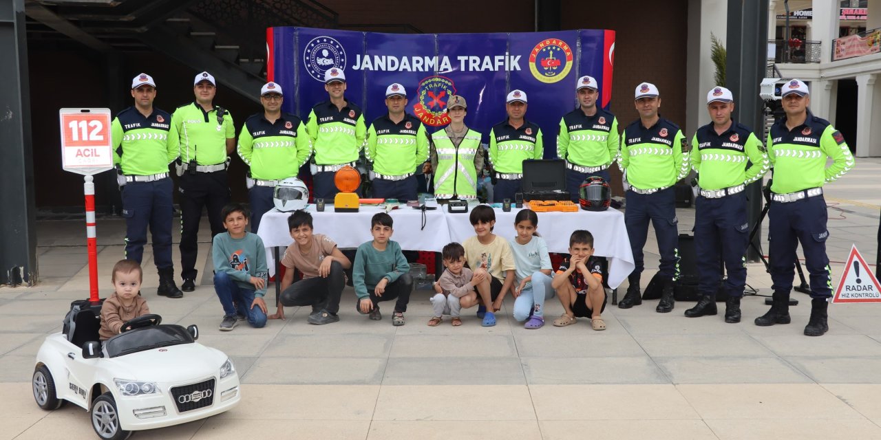 Şırnak’ta Trafik Haftası Coşkusu: Minikler İçin Trafik Parkuru Kuruldu, Vatandaşlara Bilgilendirme Yapıldı!