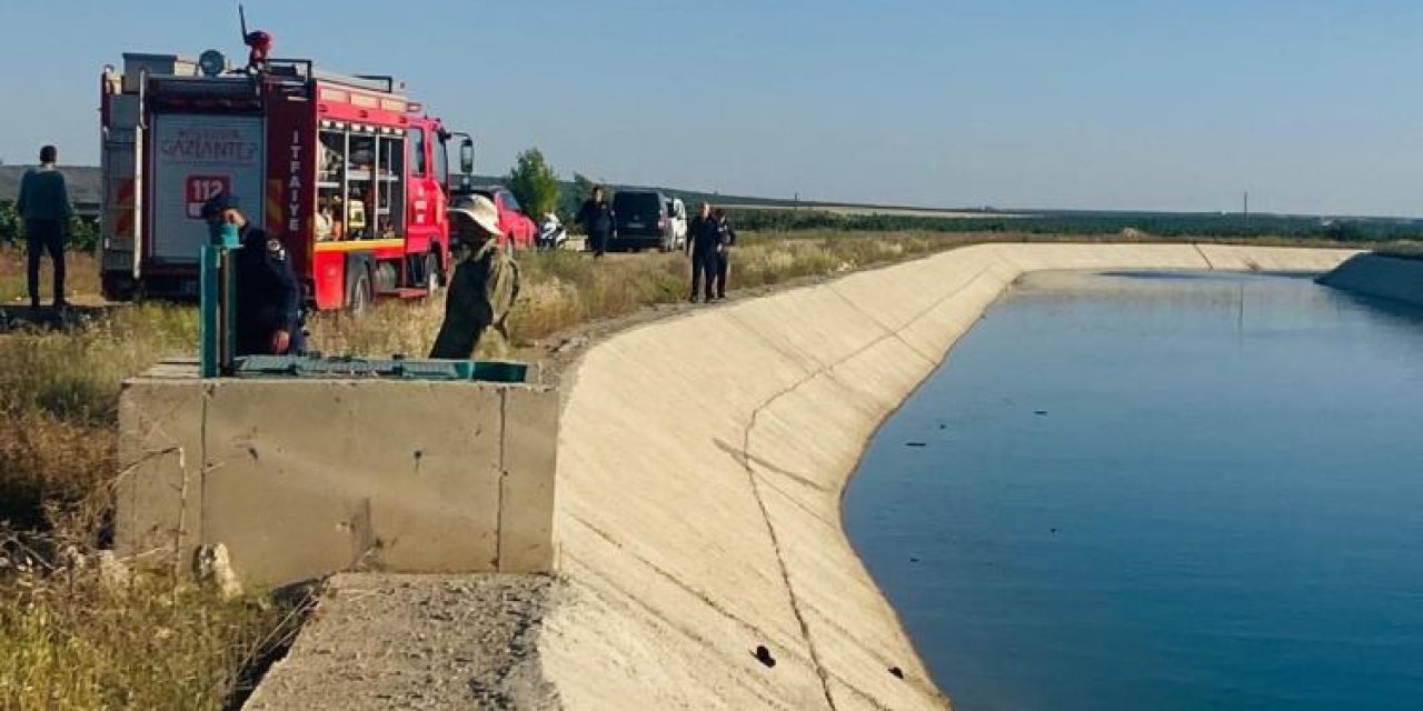 Sulama kanalına düşen çocuğu, boğulmak üzereyken annesi kurtardı
