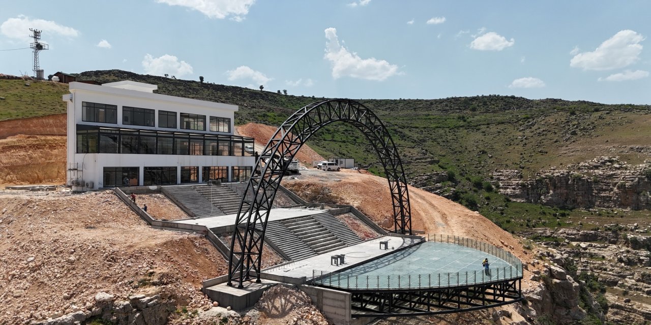 Şırnak Turizmine Yeni Bir Soluk: Cehennem Deresi Kanyonu'ndaki Cam Teras Açılışa Hazırlanıyor!