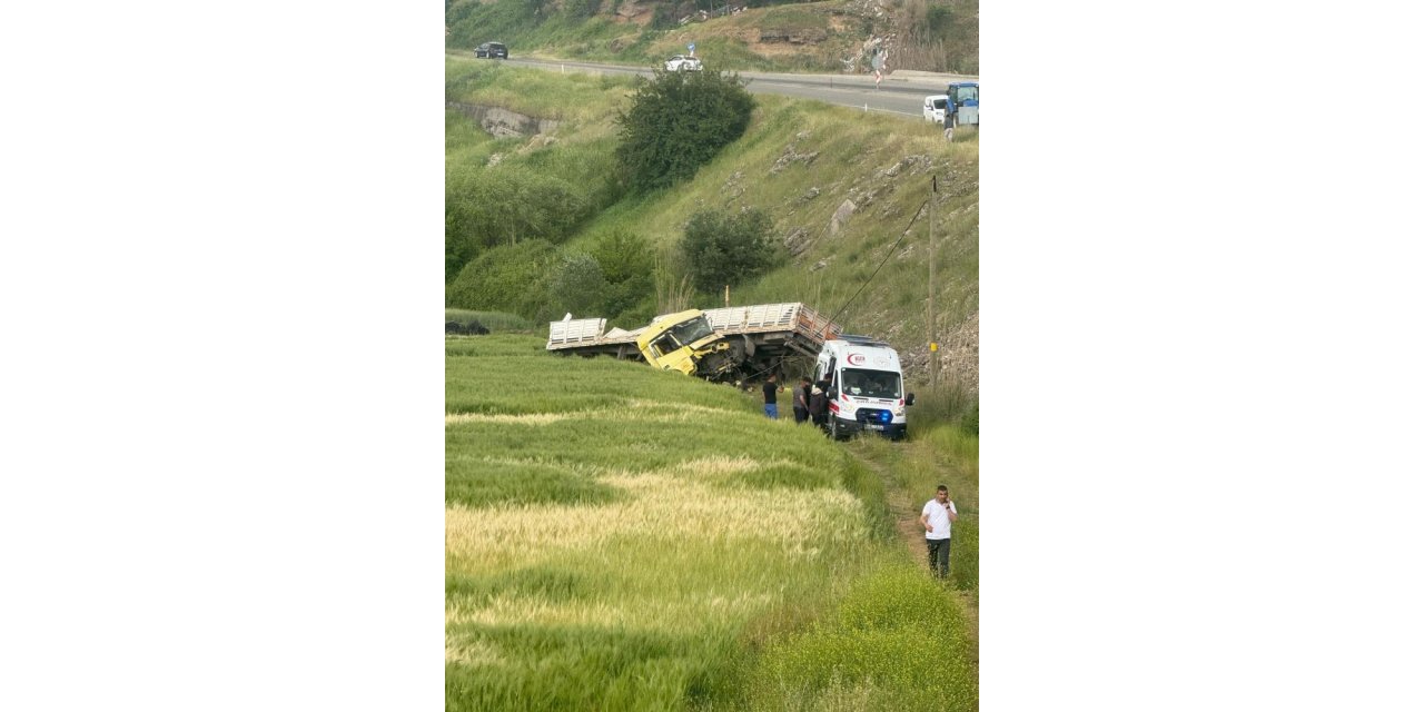 Tır şarampole yuvarlandı: 2 ağır yaralı
