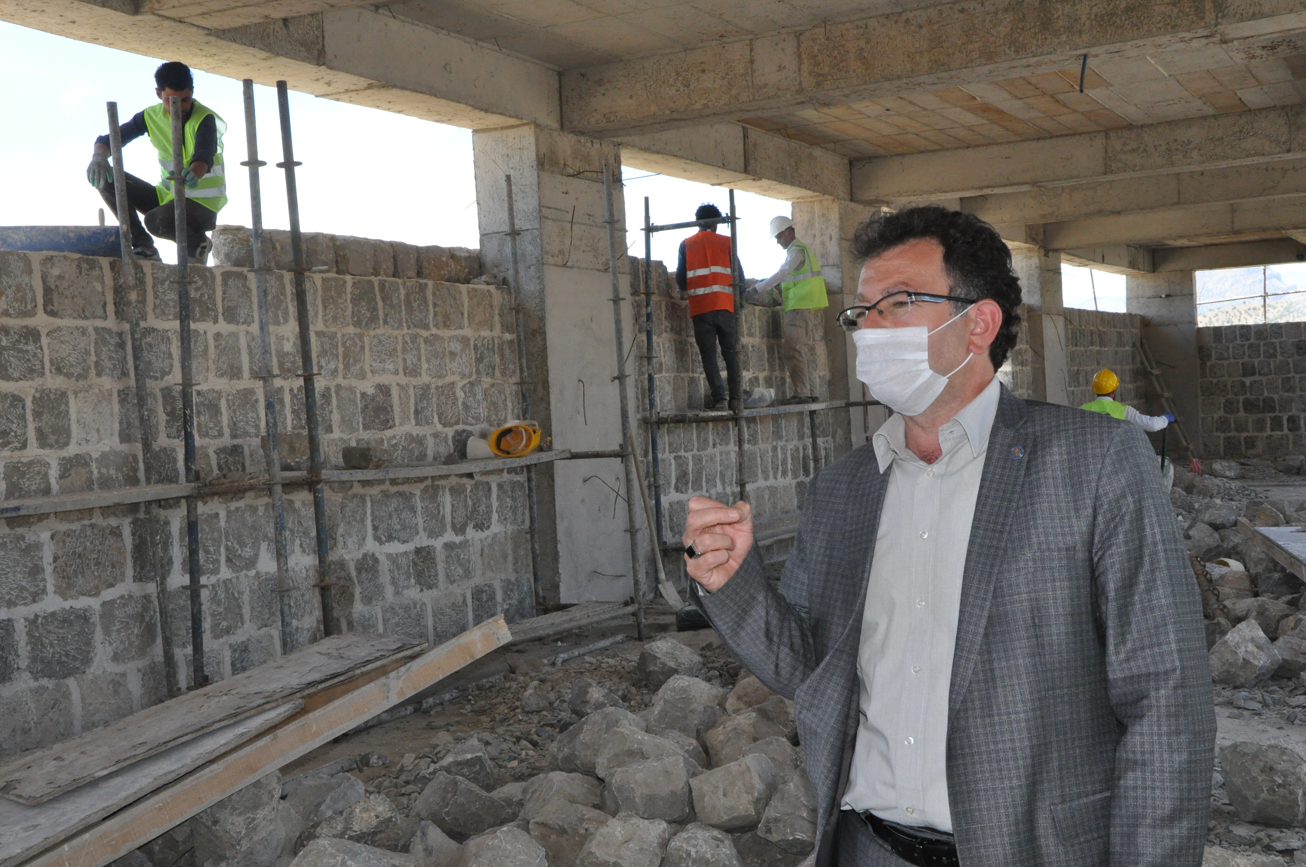 ŞIRNAK'TA TERÖRÜN YAKIP YIKTIĞI TARİHİ YAPILAR ONARILIYOR