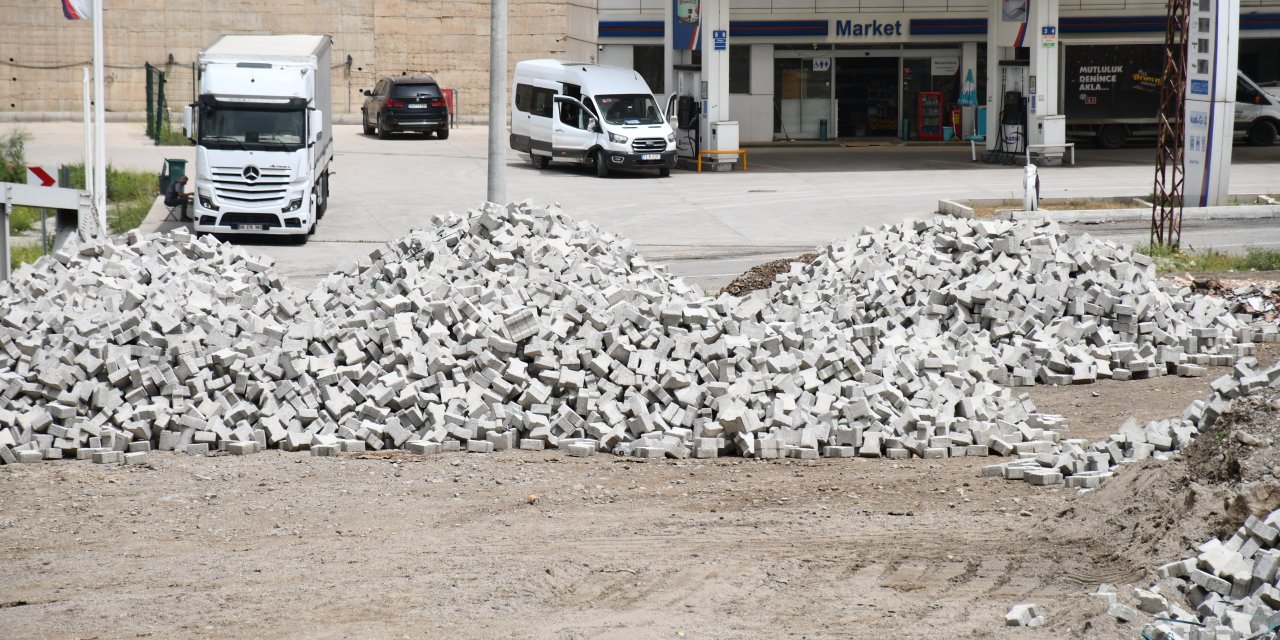 Şenoba belediyesi toprak yolları kilitli parke taşları ile döşüyor