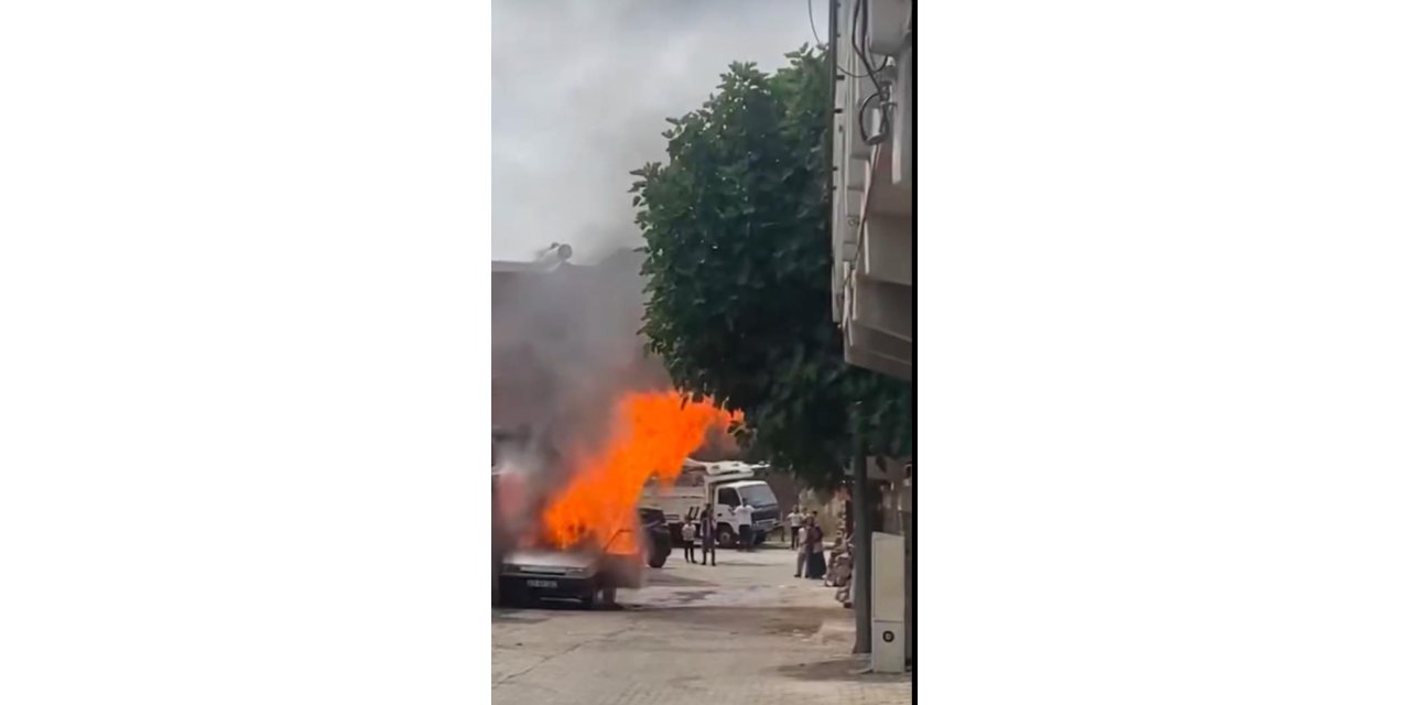 Park halindeki otomobil alev aldı