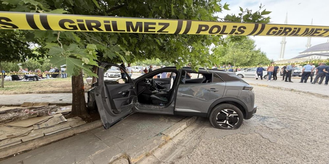 Diyarbakır’da otomobil hastane bahçesine daldı, 1 kişi hayatını kaybetti, 1 yaralı