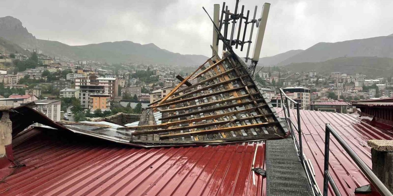 Hakkari'de şiddetli rüzgar çatıları uçurdu