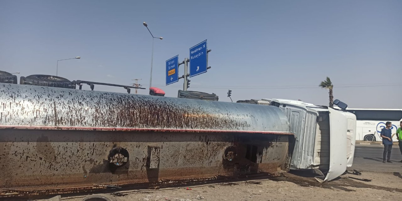 Cizre'de yük dolu tanker devrildi: 1 yaralı
