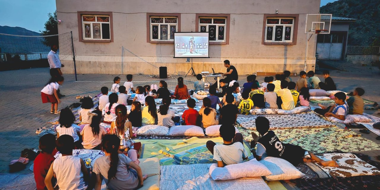 Şırnak'ta ilköğretim öğrencileri için açık hava sinema etkinliği düzenlendi