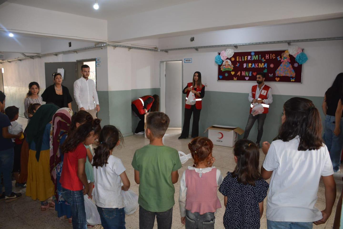 Şırnak Kızılay’dan Silopi Pınarönü Köyü’ndeki Öğrencilere Kıyafet Desteği