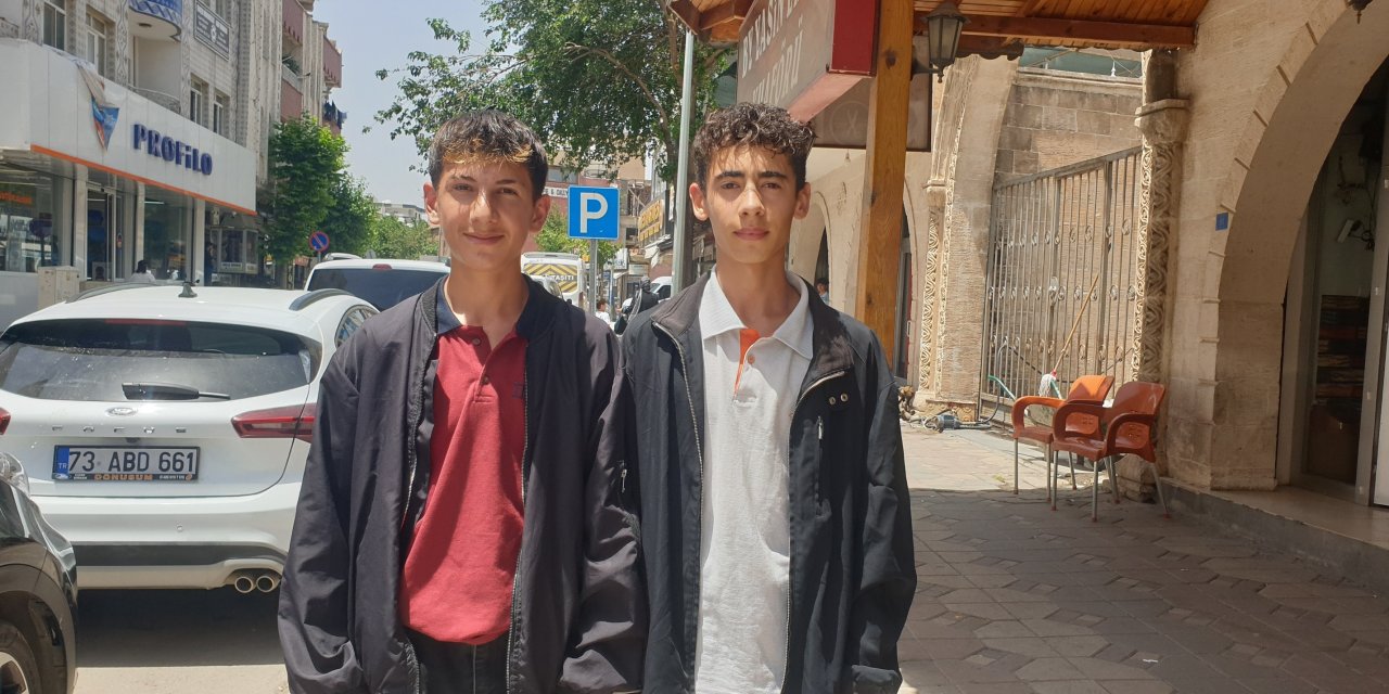Şırnak’ta Gençlerden Örnek Davranış: Kayıp Altın Takıyı Bulup Sahibine Teslim Ettiler