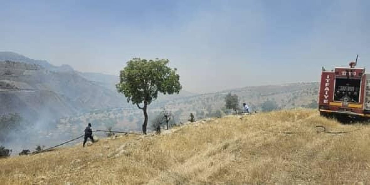 Şırnak'ta Dağlık Alandaki Yangını, İtfaiye ve Vatandaşlar Birlikte Söndürdü