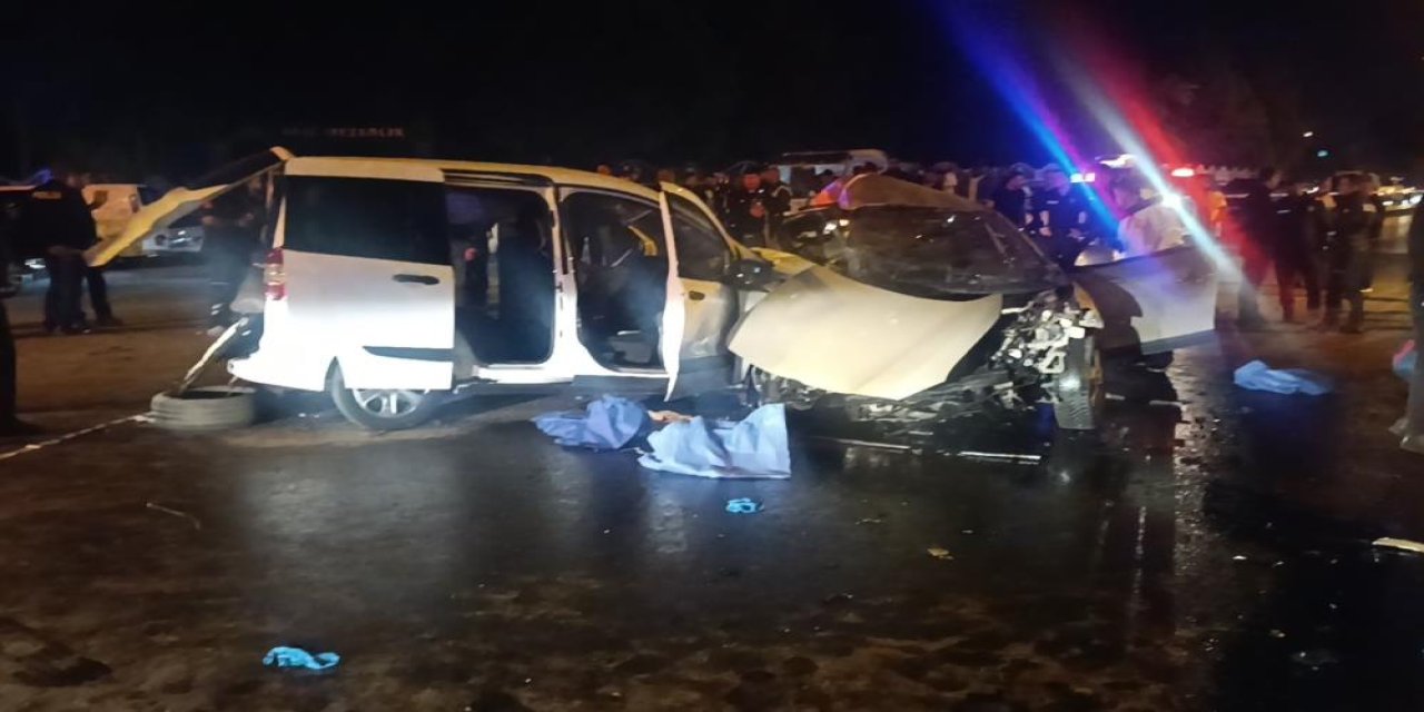 Feci Kaza: İki araç kafa kafaya çarpıştı: 5 ölü, 2 yaralı