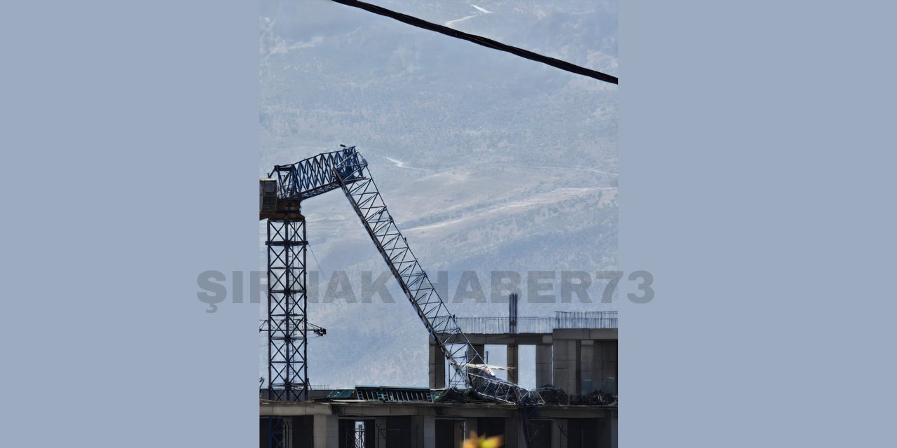 Şırnak Bölge Hastanesi'nde Kule Vinç Devrildi!