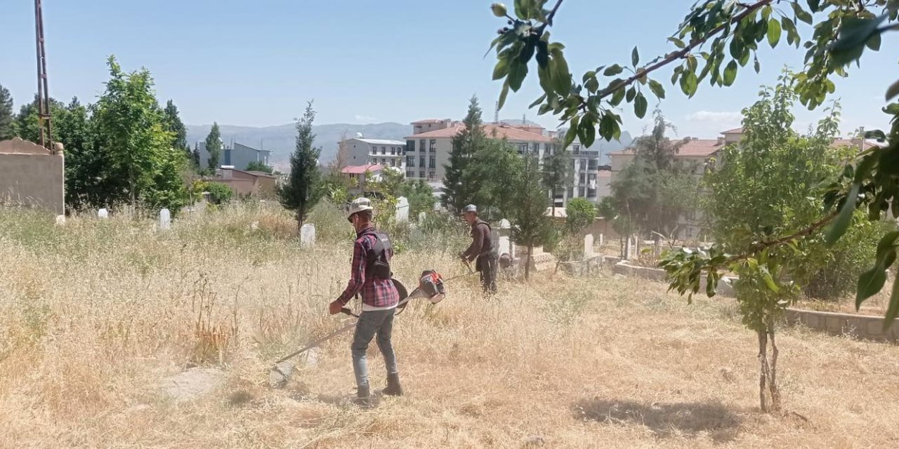 Şırnak Belediyesi’nden Bayram Öncesi Mezarlıklarda Temizlik