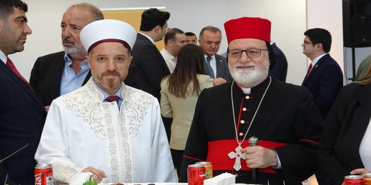 Mardin'de farklı dine mensup vatandaşlar bayramlaşma programında buluştu