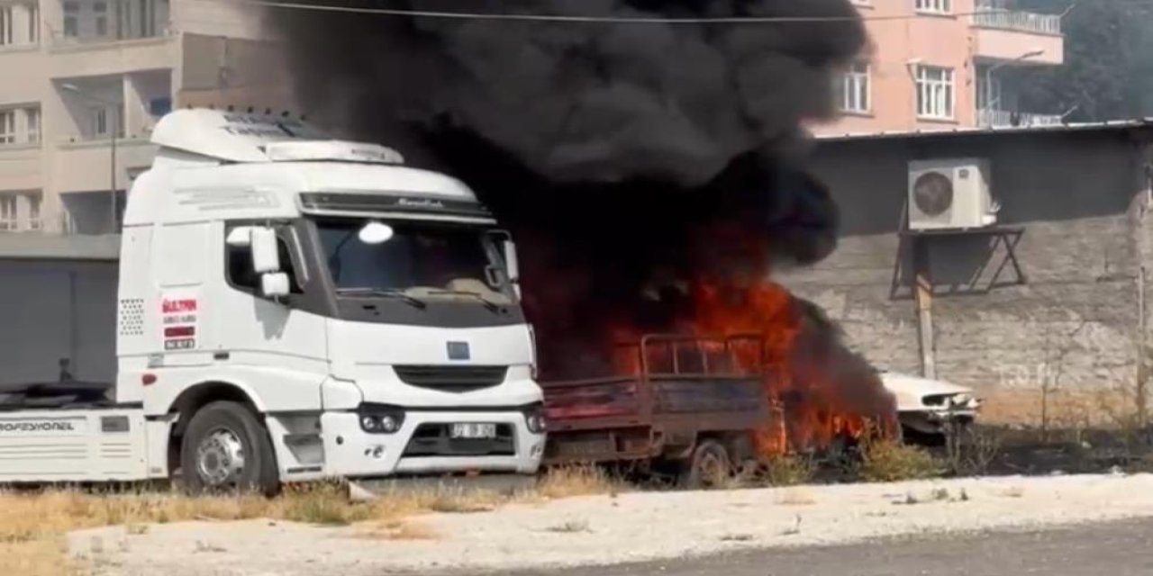 Batman’da terk edilmiş araçlar alev alev yandı
