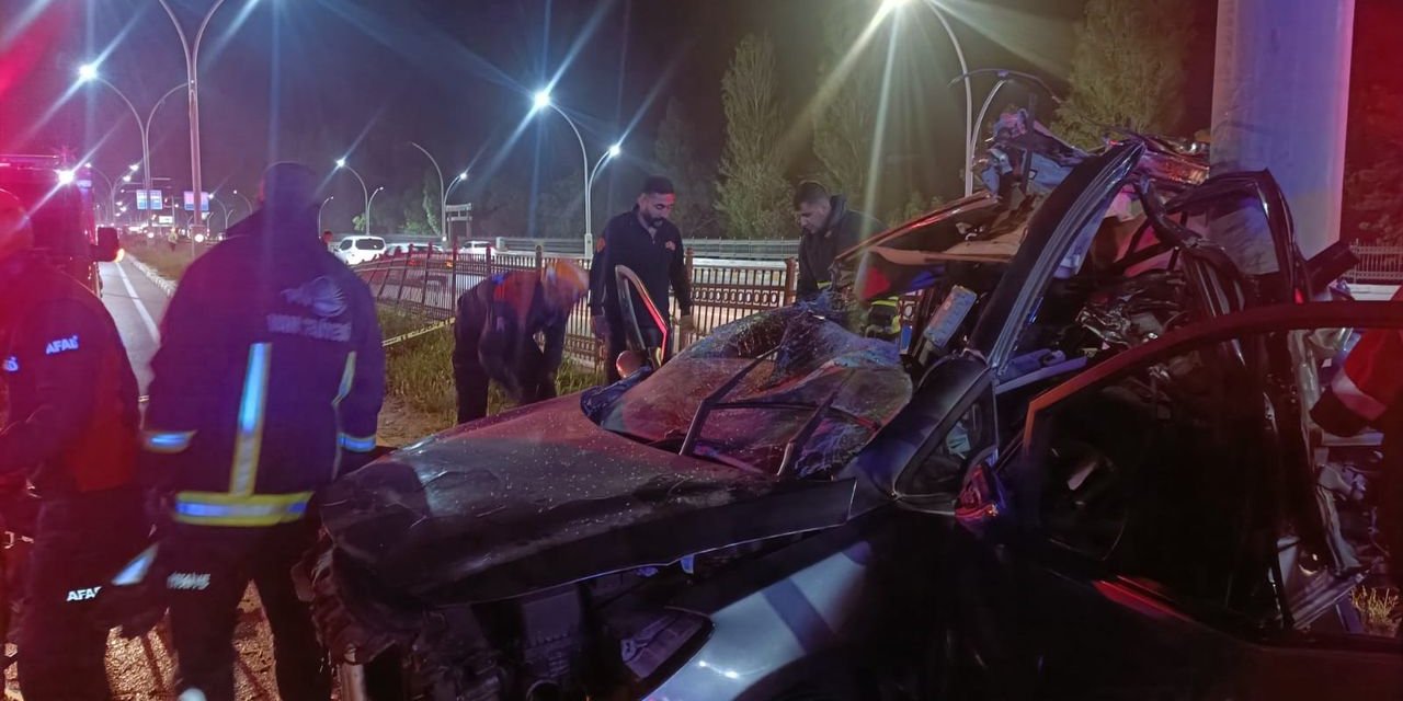 Van’da aydınlatma direğine çarpan otomobilde 1 kişi hayatını kaybetti