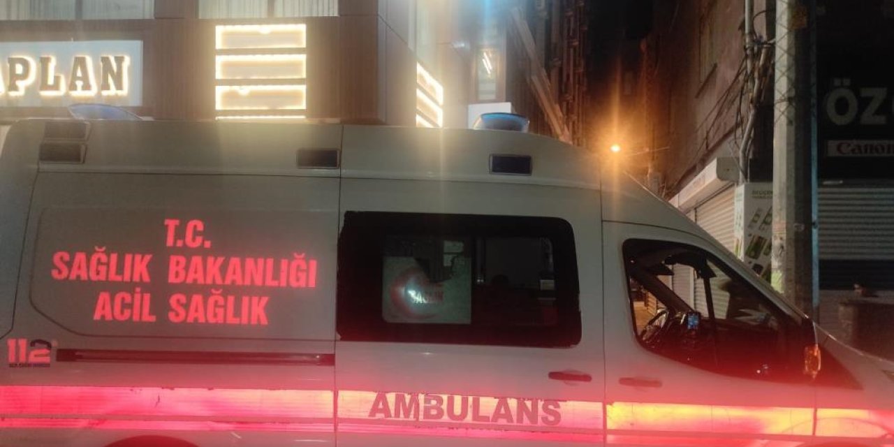 İki ambulans akli dengesi yerinde olmayan şahıs tarafından taşlandı