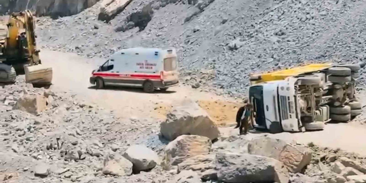 Yüksekova’da devrilen kamyonun sürücüsü yaralandı