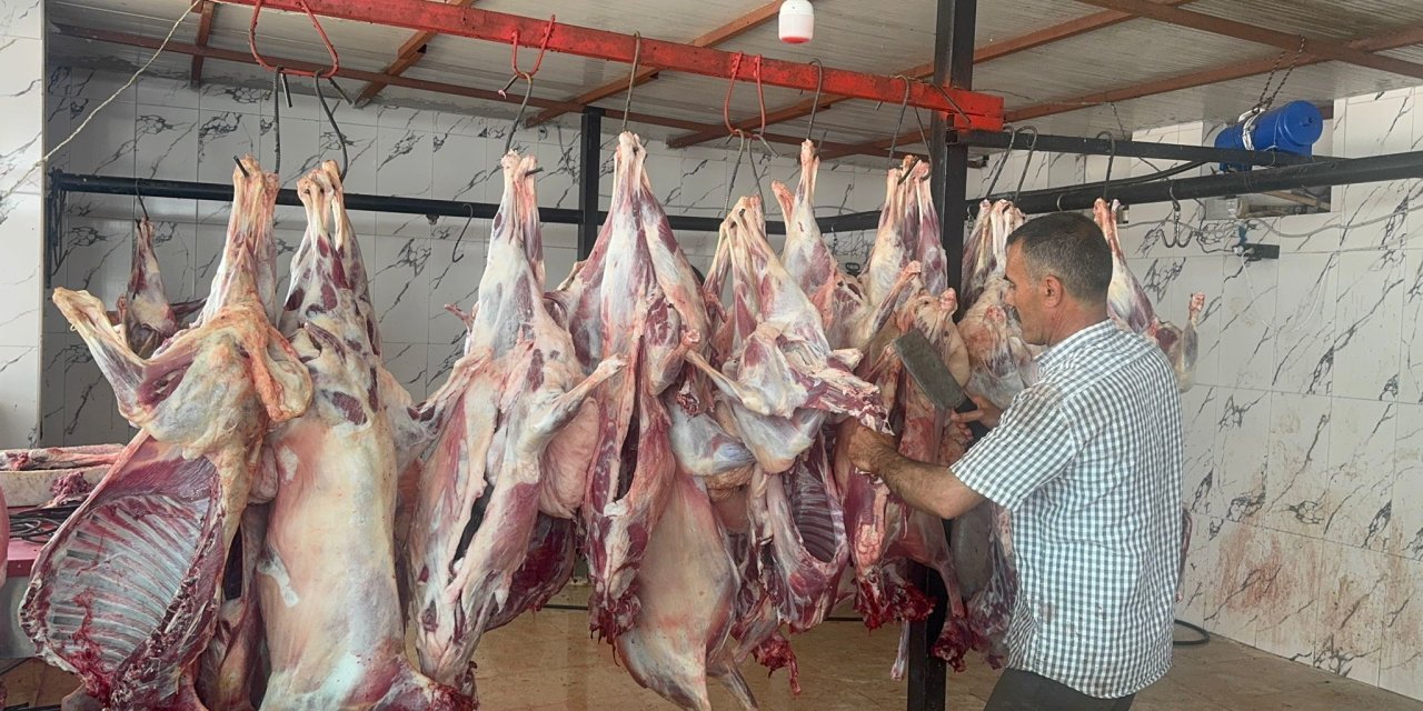 300 yetim ve ihtiyaç sahibi aileye 44 hayvan eti ulaştırıldı